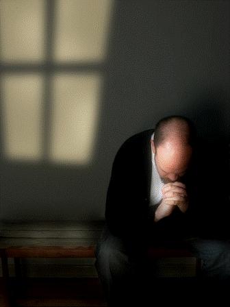 Men's online Bible study course - Man praying alone